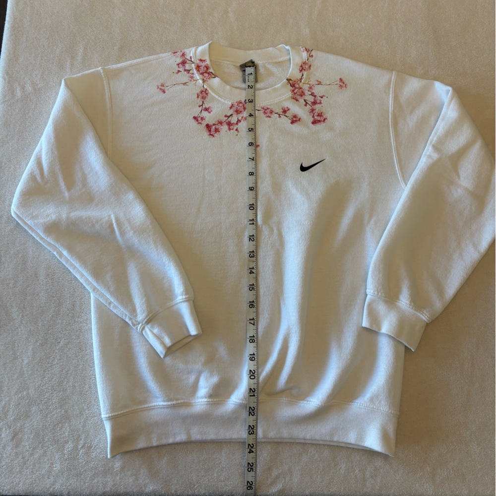 Vintage Nike White Sweatshirt with Pink Accents - Picture 3 of 4